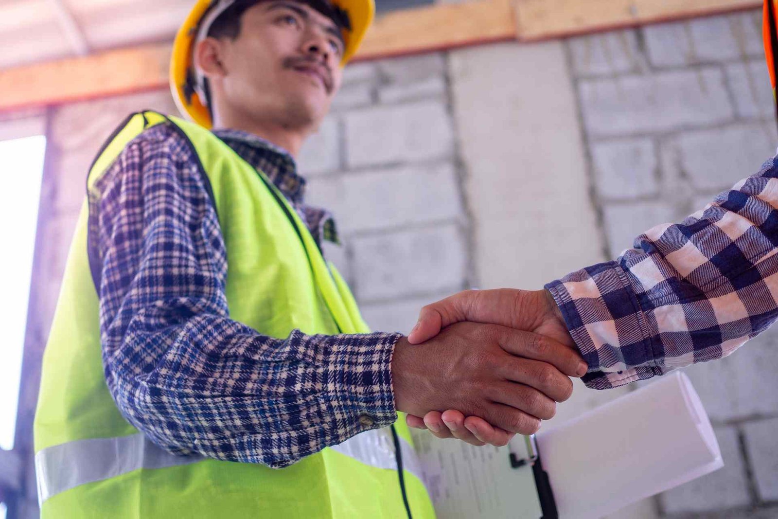 medium-hand-in-hand-between-project-contractors-and-customers-due-to-negotiation-of-expenses-and-investments-construction-and-repair-of-residential-buildings_11zon